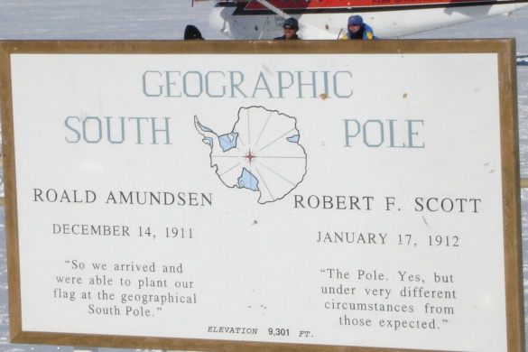 Указатель Южного полюса с именами первооткрывателей